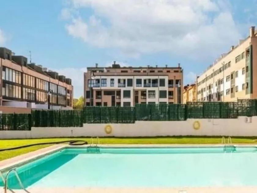 Flat with pool & garden - Image 1
