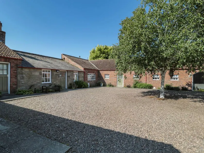 Cottage with garden - Image 1