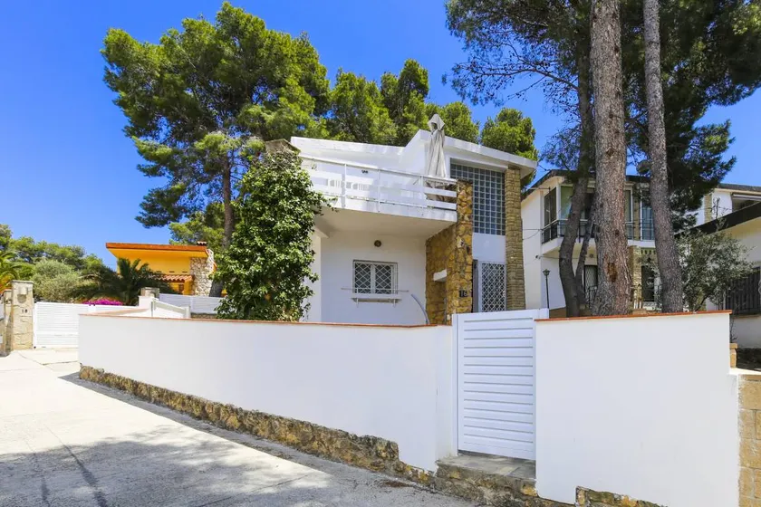 House with terrace, barbeque & garden - Image 1