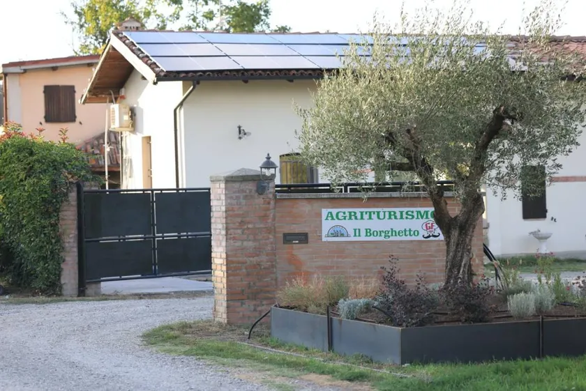 AGRITURISMO IL BORGHETTO (CAMERE CON BAGNO - RISTORANTE DEDICATO - EVENTI E CERIMONIE): Camera confort con matrimoniale, e letto singolo, bagno privato, - Image 1