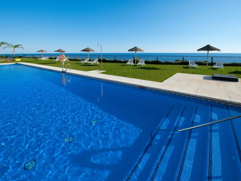 Appartement entièrement équipé avec jardin, piscine et terrasse | Vue mer | À côté de la plage | Avec animaux admis - Image 1