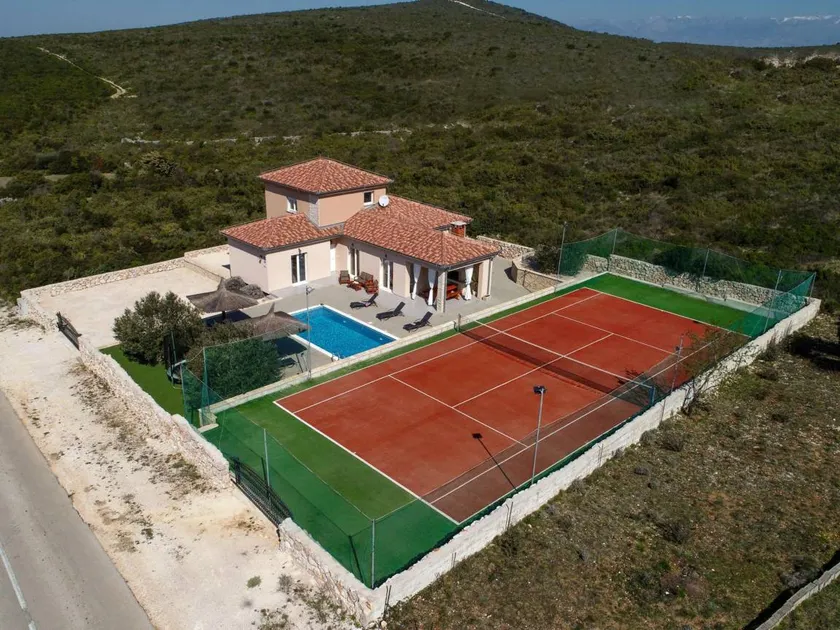 Voll ausgestattete geräumige Villa mit Garten, privatem Pool und Terrasse | Bergblick - Image 1