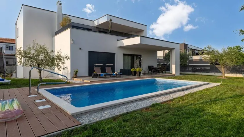 Flat with jacuzzi, pool & garden - Image 1