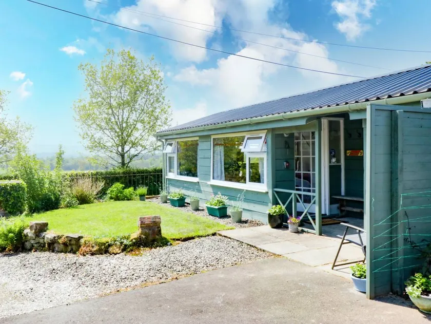 Cottage with garden - Image 1