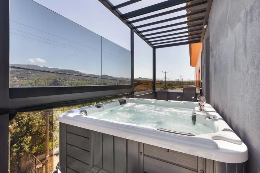 Three-Bedroom Apartment with Balcony, Hot Tub, Wi-Fi, and Air Conditioning - Image 1