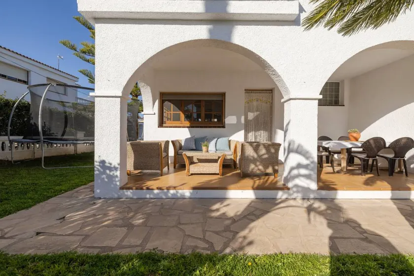 Holiday home with barbecue, garden & terrace - Image 1