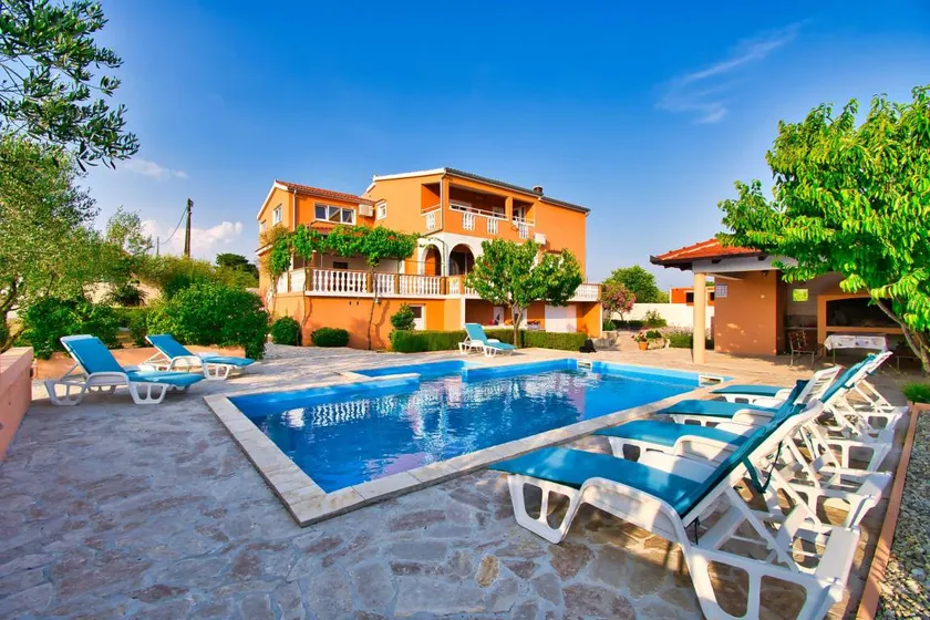 House with terrace, garden & barbeque - Image 1