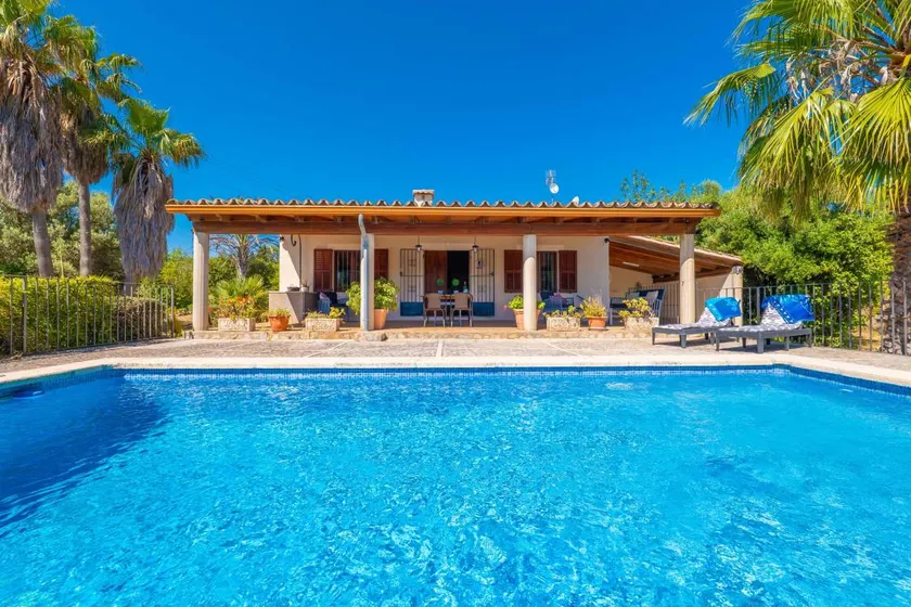 Child-friendly beautiful villa with garden, terrace & barbecue - Image 1