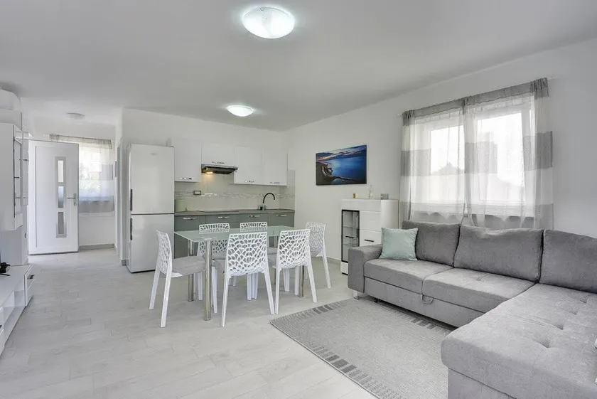 Fully equipped holiday home with terrace & pool - Image 1