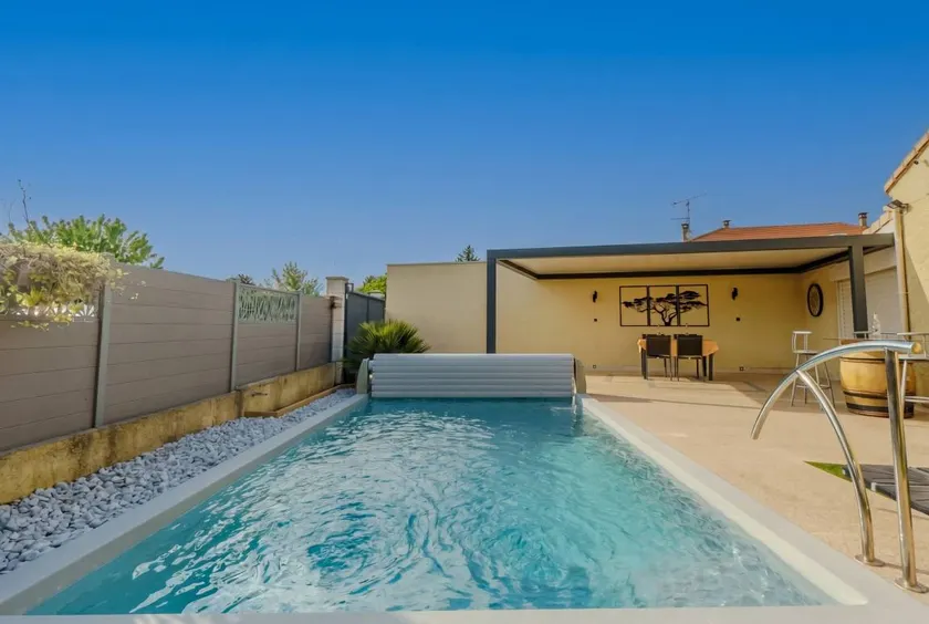Children-friendly cottage with barbeque, jacuzzi & pool | Garden view - Image 1