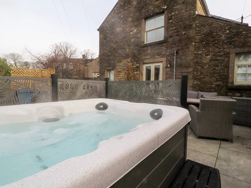 Family-oriented cottage with garden & hot tub | Pets allowed - Image 1