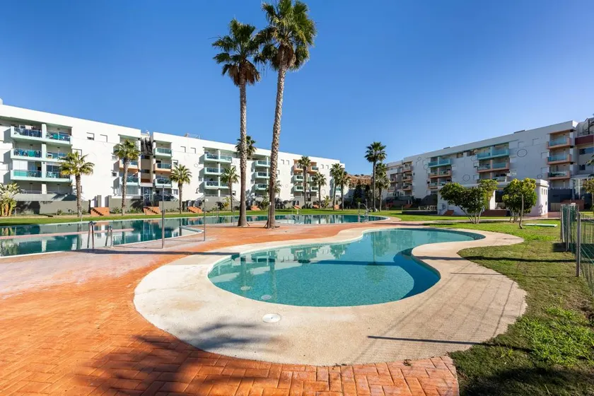 Apartment with terrace, pool & garden - Image 1