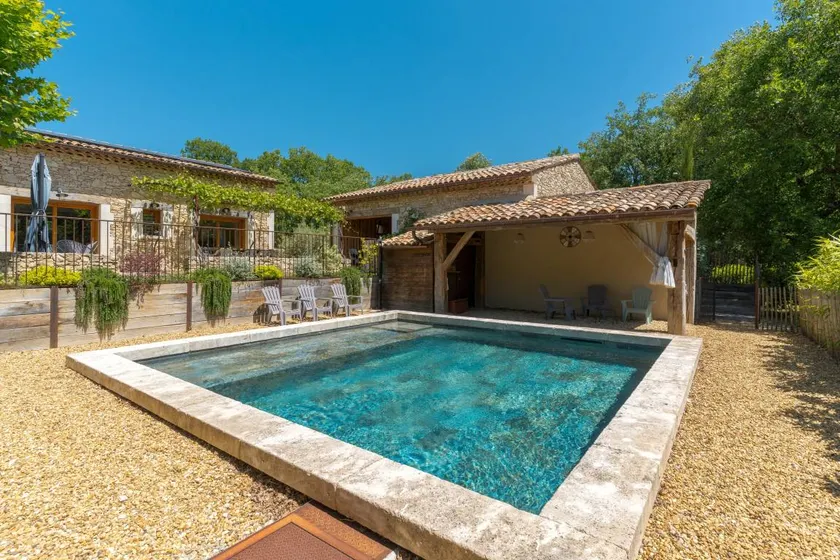 Lovely flat with terrace, garden & pool - Image 1