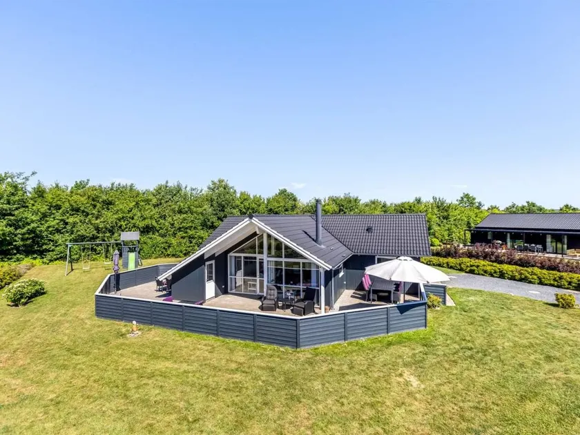 Holiday home with barbeque, garden & sauna - Image 1