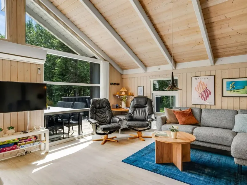 House with BBQ, terrace & hot tub - Image 1