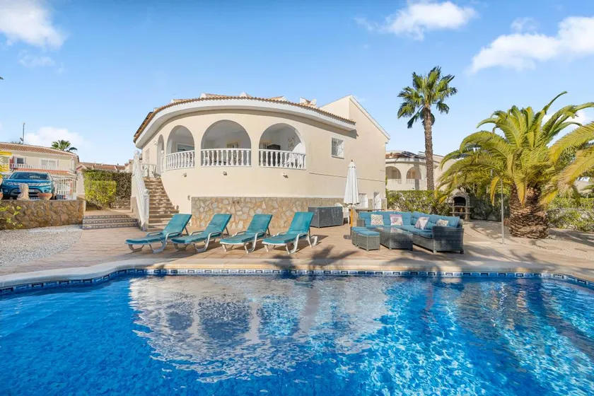 Villa with Private Pool, Garden, Air Conditioning & Wi-Fi - Image 1
