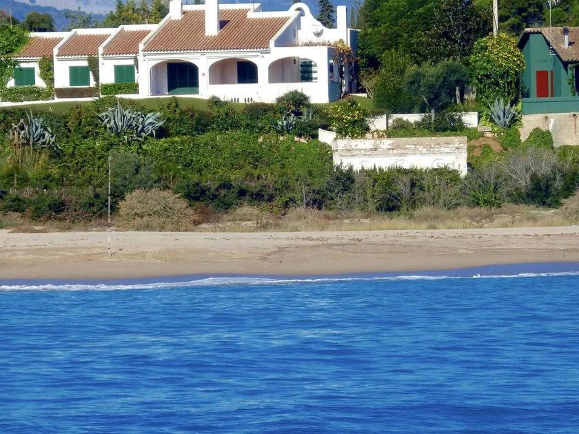 Fully equipped villa with BBQ, private pool & garden | Beach nearby | Pets allowed - Image 1