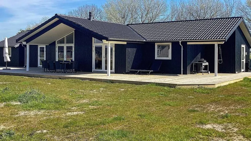 Holiday home with sauna, BBQ & jacuzzi | Beach nearby - Image 1