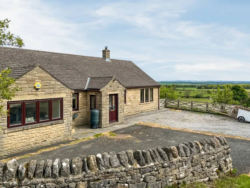 Family-friendly charming cottage with garden & hot tub | Pets are welcome - Image 1