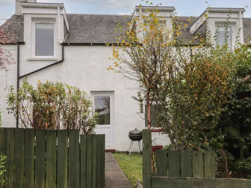 Fully equipped wonderful cottage with barbecue & garden - Image 1