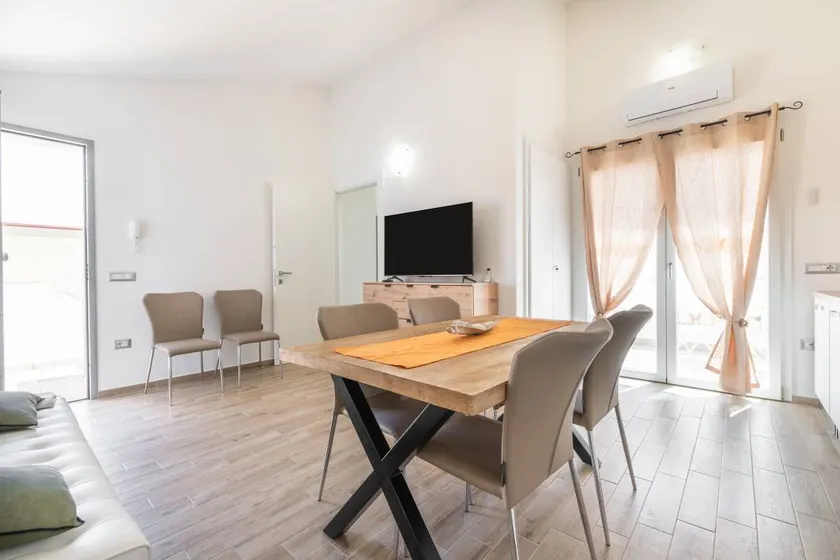 Holiday apartment with terrace | City view - Image 1