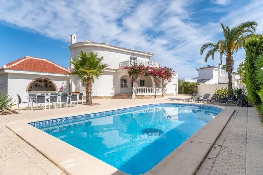 Wunderschöne Villa mit privatem Pool, Terrasse, Balkon, Klimaanlage und WLAN - Image 1