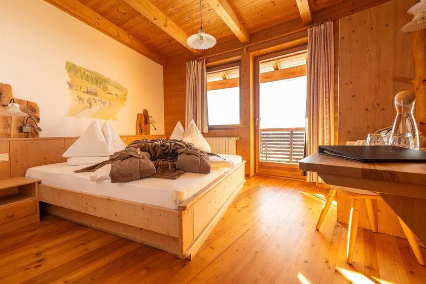 Chambre privée adaptée aux familles avec jardin, internet haut débit et terrasse | Vue montagne | Avec animaux bienvenus - Image 1