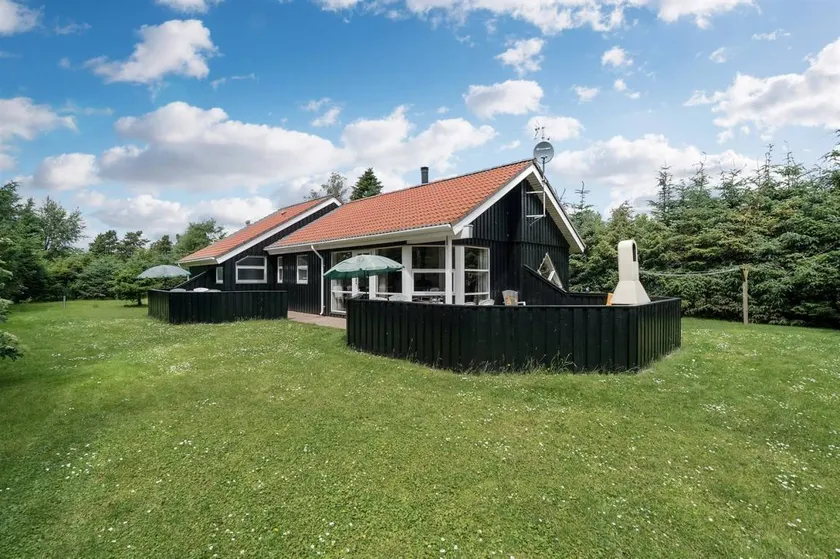 Holiday home with sauna, garden & terrace - Image 1