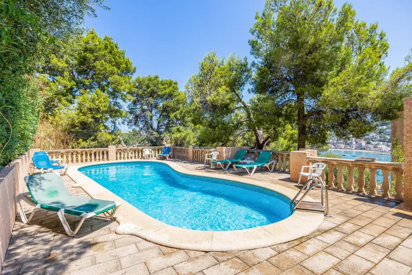 Holiday apartment with BBQ & pool | Beach view | Suitable for remote work - Image 1