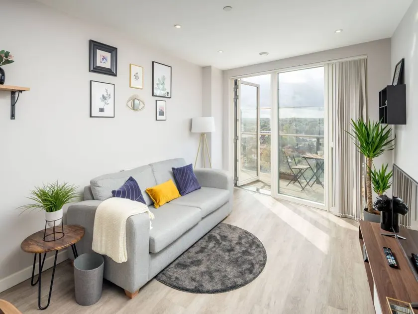 Central Croydon Stunning apartment - Image 1
