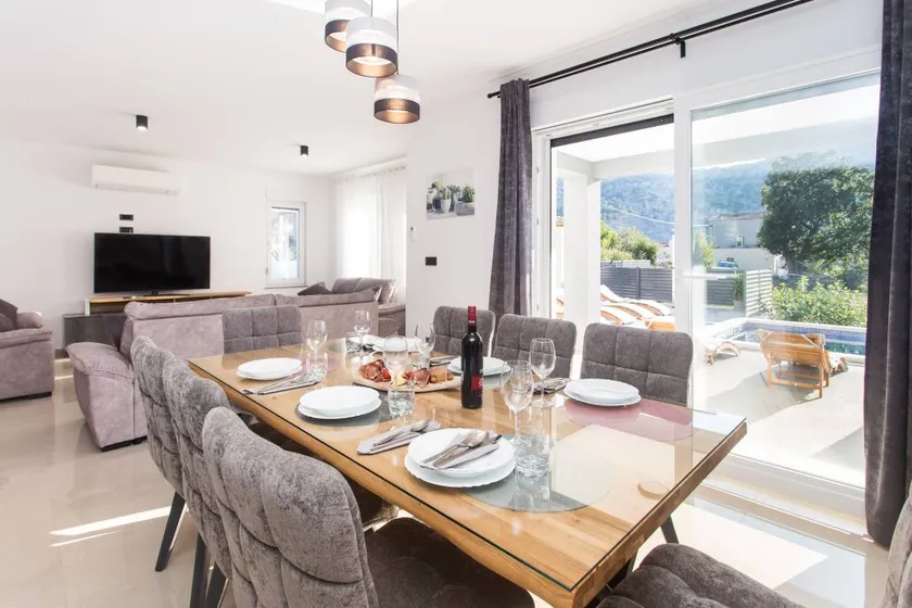 Fully equipped house with garden, barbecue & pool - Image 1