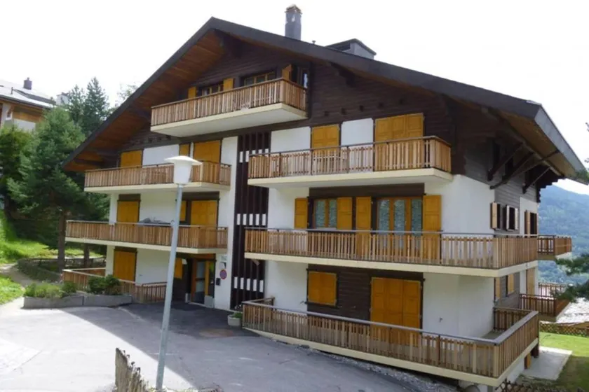 Apartment with pool & garden - Image 1