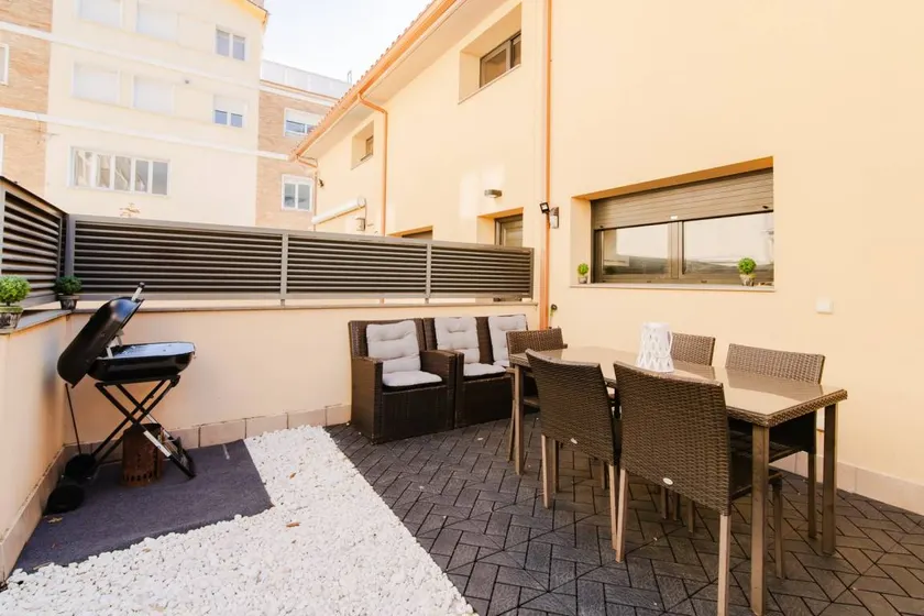 Holiday home with BBQ & terrace | Lake view - Image 1