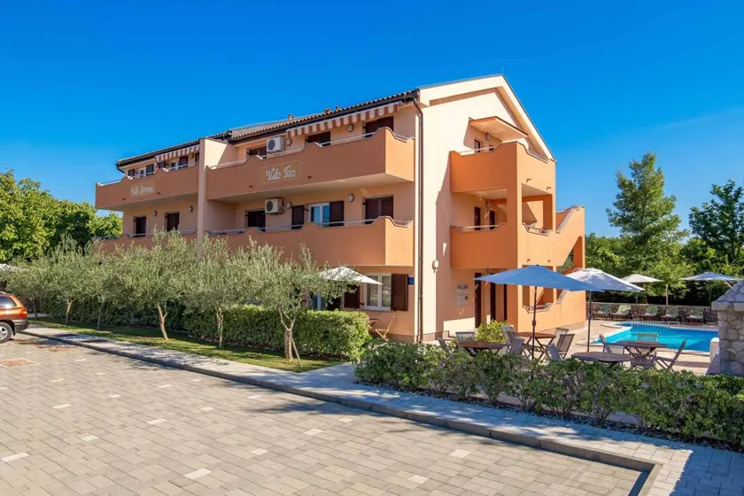 Flat with terrace, garden & pool - Image 1