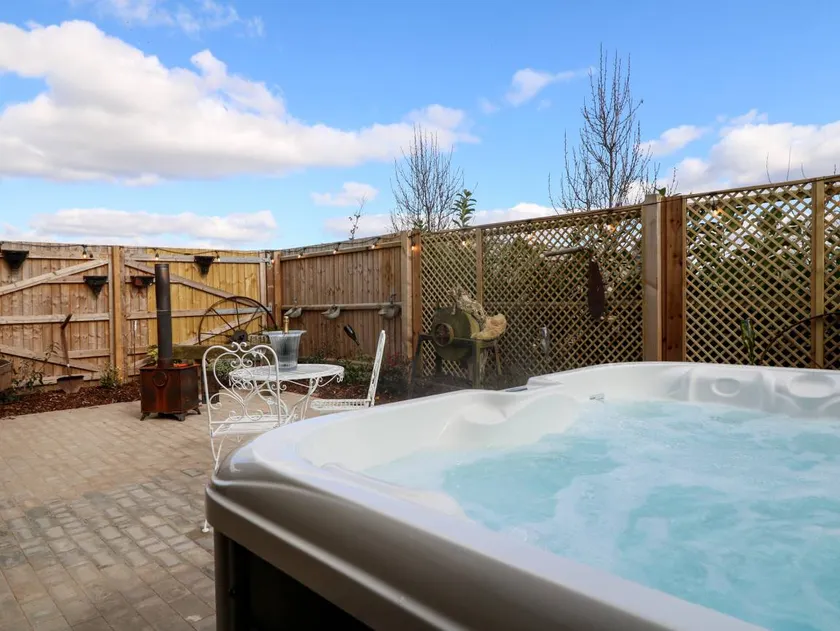 Children-friendly cottage with garden & hot tub - Image 1