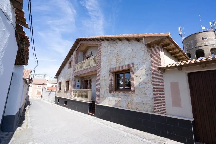 Rural House Los Alisos with Private Pool and Terrace in Coca, Segovia - Image 1