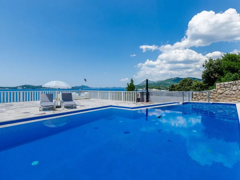 House with pool & terrace - Image 1
