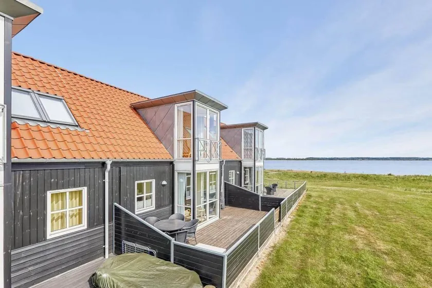 Fully equipped holiday home with BBQ, garden & hot tub | Sea view | Close to the beach | Pet-friendly - Image 1