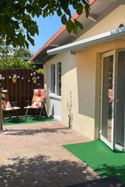 Maison avec terrasse, barbecue et jardin - Image 1