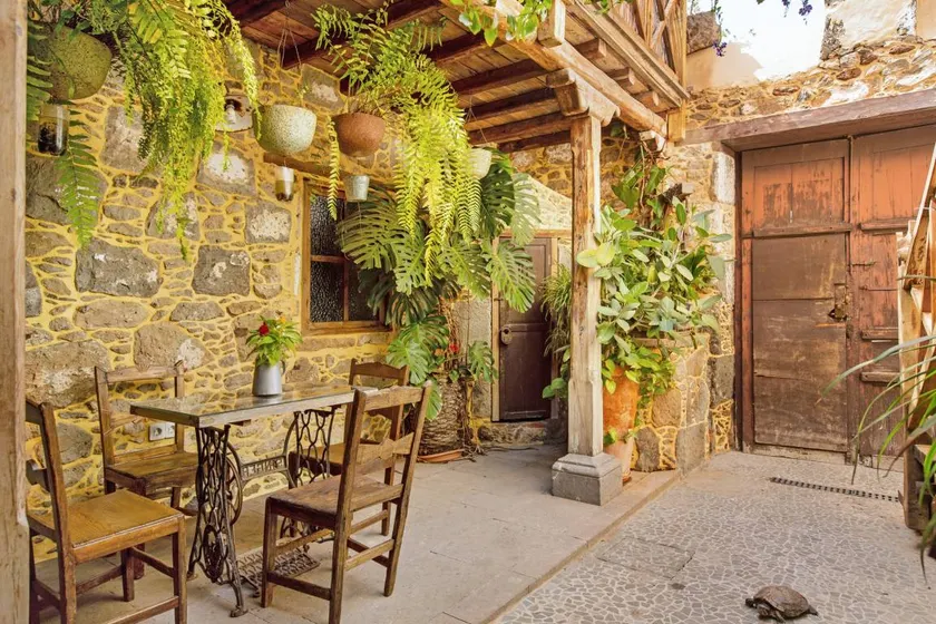 Holiday home with garden & terrace | City view - Image 1