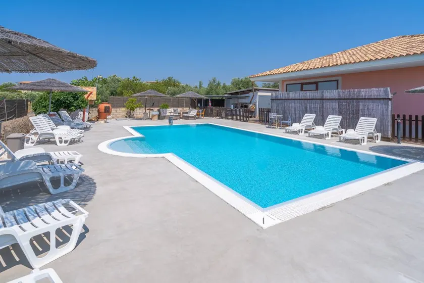 Studio avec terrasse, internet haut débit et piscine | Vue jardin - Image 1