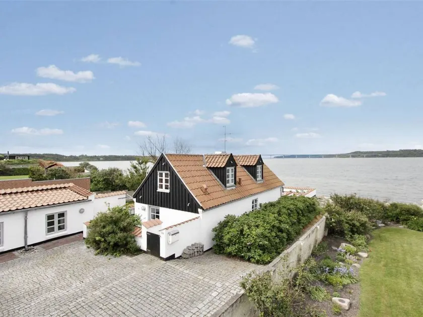 Holiday home with terrace - Image 1