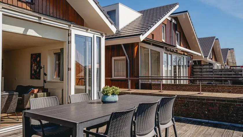 Maison avec terrasse et barbecue - Image 1