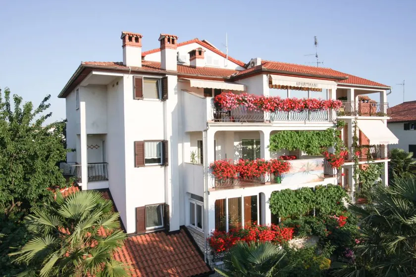Holiday apartment with terrace, BBQ & garden - Image 1
