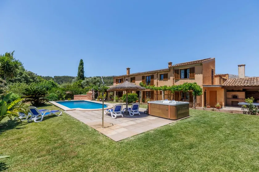 Fully equipped villa with barbeque, jacuzzi & garden - Image 1