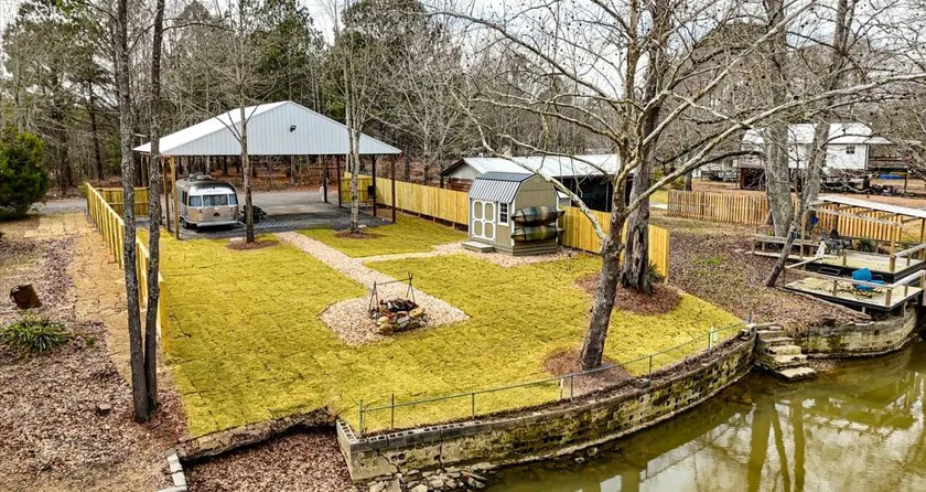 Peaceful Lakeside Covered Airstream with Firepit & Kayaks Near Centre, AL - Image 1