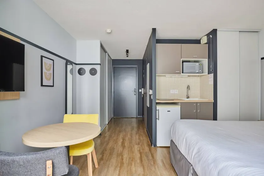Children-friendly pleasant studio with pool | Next to Presqu'île | City view - Image 1