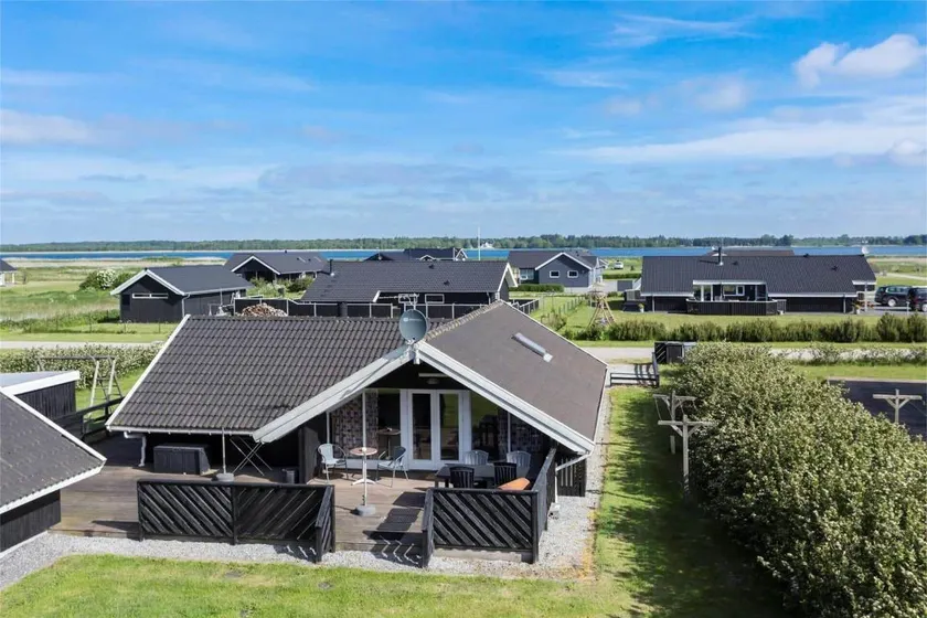 Holiday home with barbeque, terrace & jacuzzi - Image 1