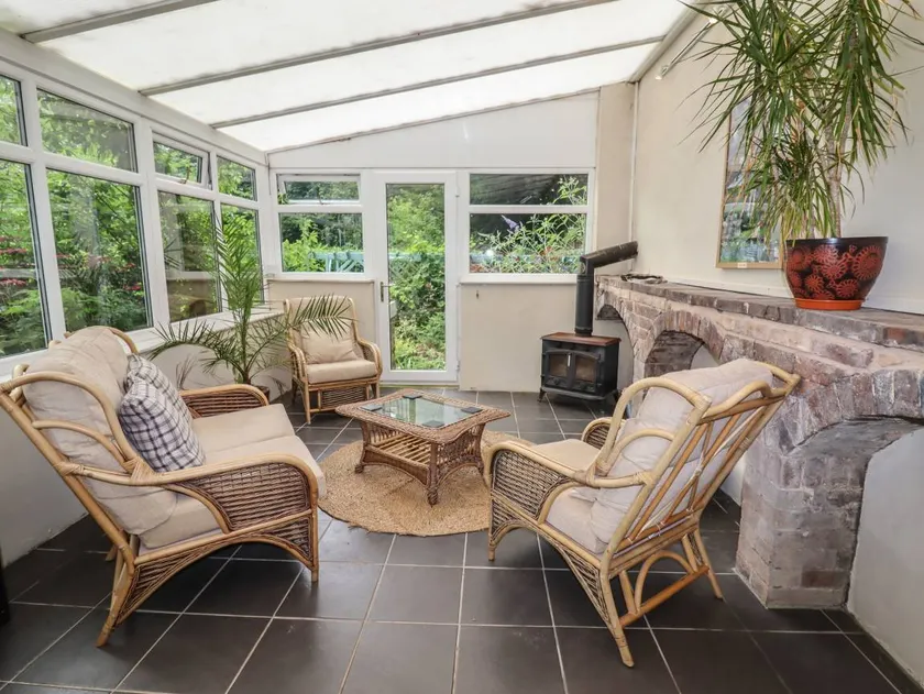 Family-oriented cottage with garden - Image 1