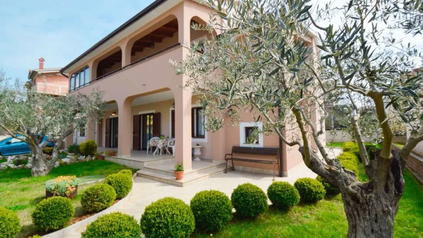 Holiday apartment with garden, terrace & BBQ - Image 1